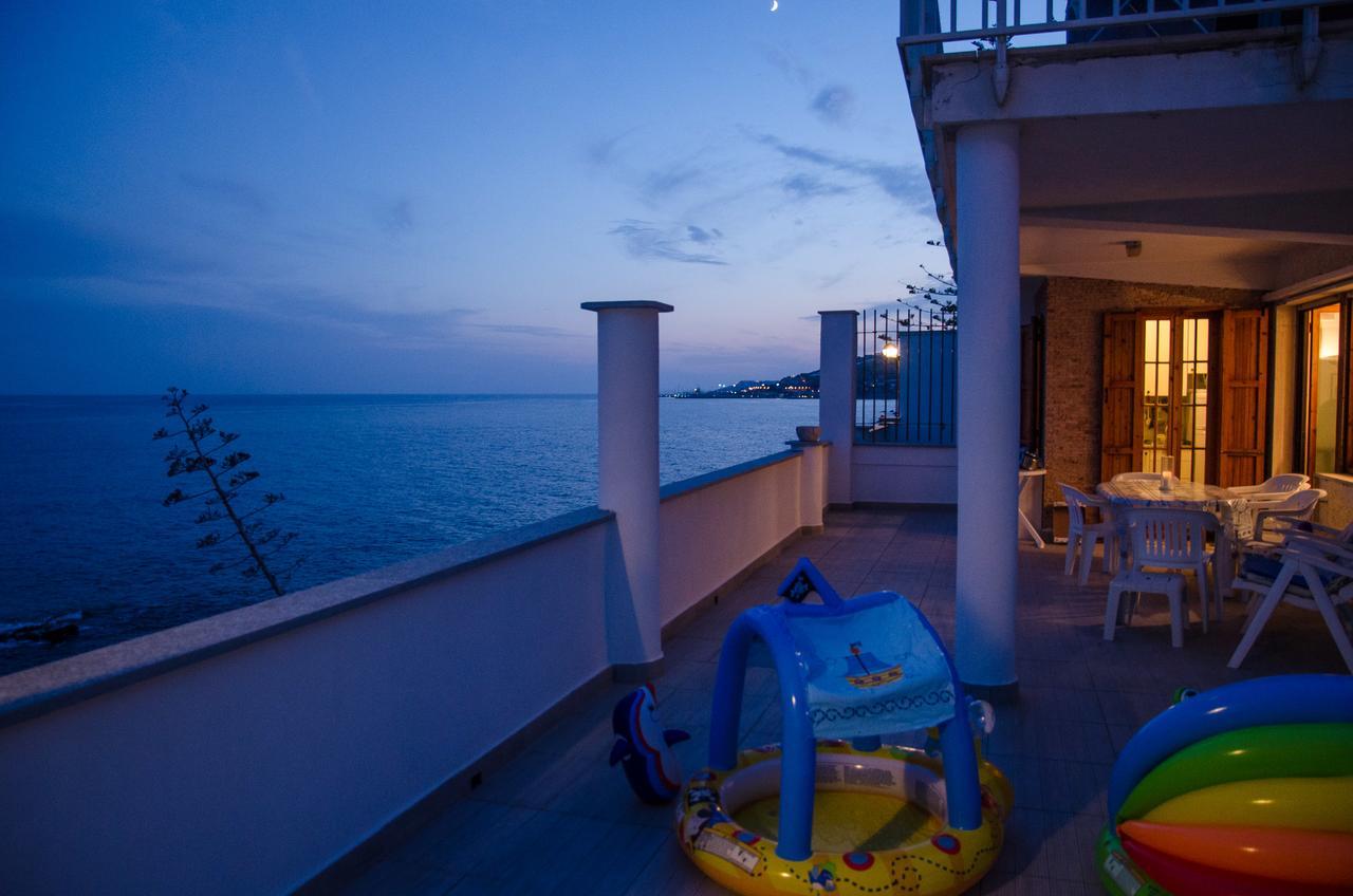 Seaside holiday apartment - unique location Cipressa Extérieur photo