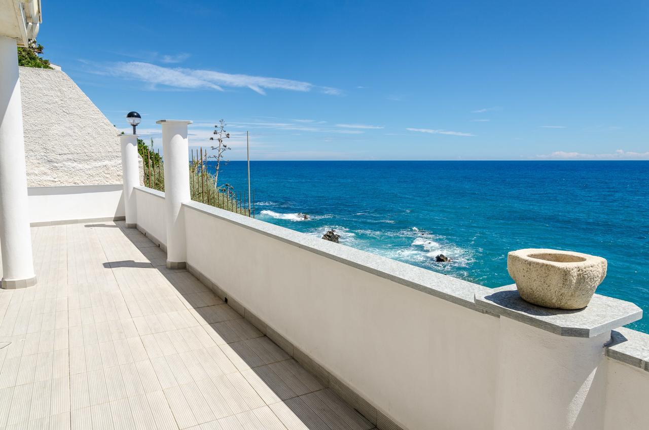 Seaside holiday apartment - unique location Cipressa Extérieur photo