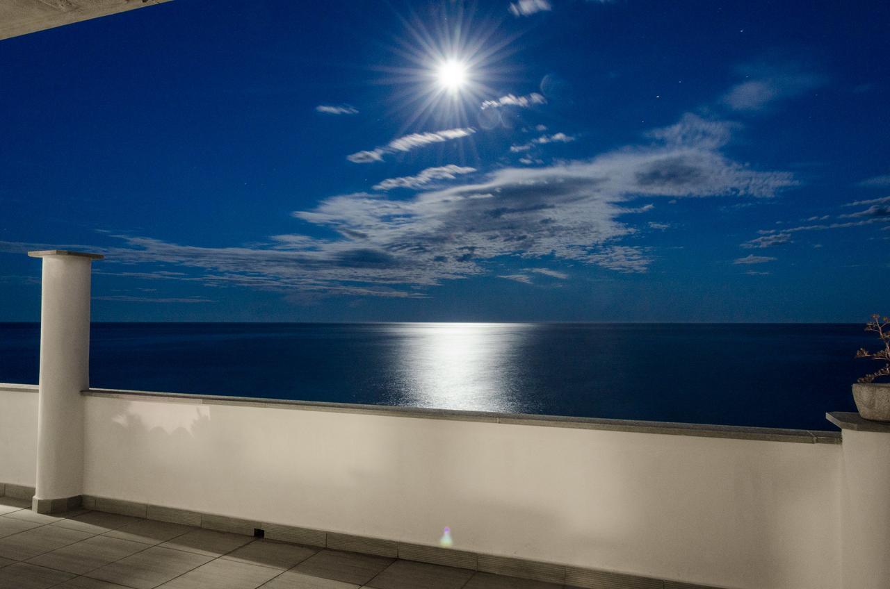 Seaside holiday apartment - unique location Cipressa Extérieur photo