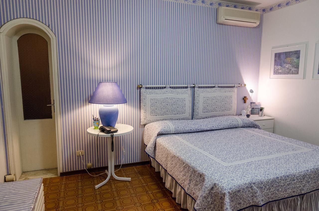 Seaside holiday apartment - unique location Cipressa Extérieur photo